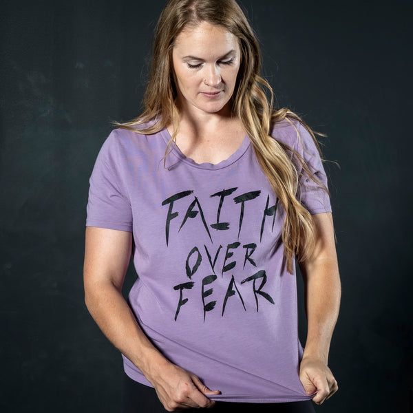 FAITH OVER FEAR GRAPHIC TEE (WOMEN)