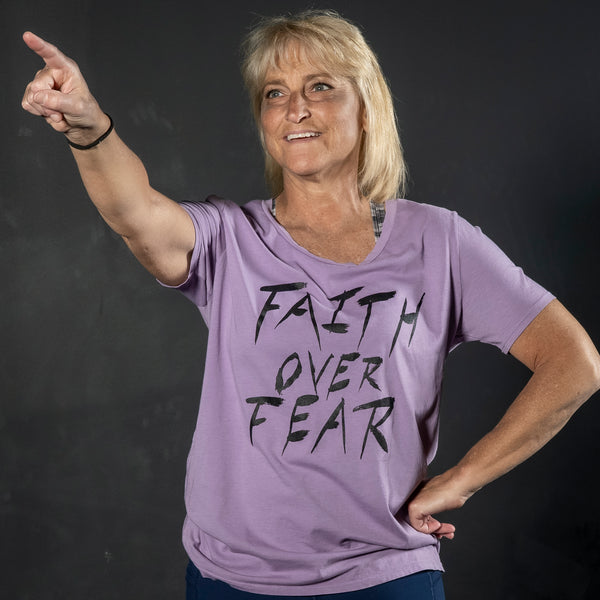 FAITH OVER FEAR GRAPHIC TEE (WOMEN)