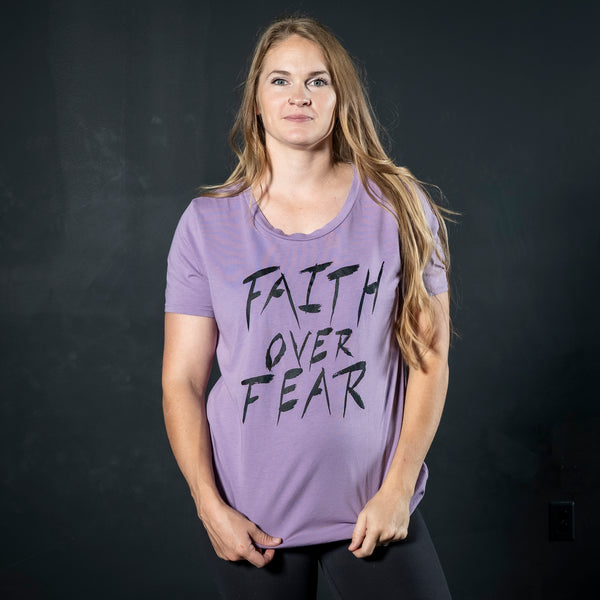 FAITH OVER FEAR GRAPHIC TEE (WOMEN)